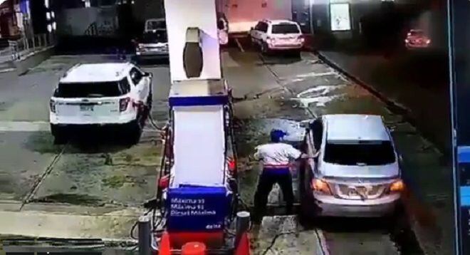 Cámara de estación capta cómo auto se escapa luego de que le despachen gasolina