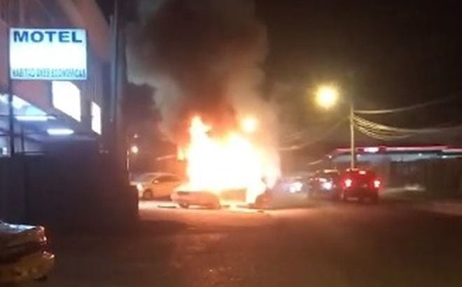 Auto se incendia frente al Motel El Encanto, en la 24 | Video