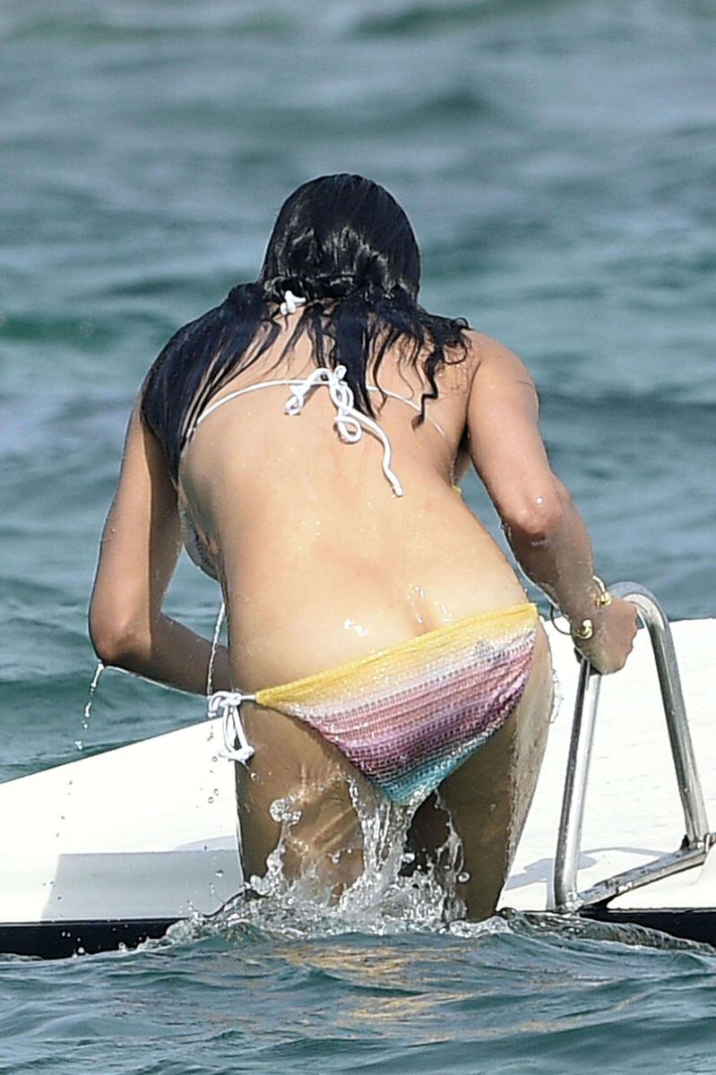 Michelle Rodríguez luce un cuerpazo pero sufre un accidente con su bikini