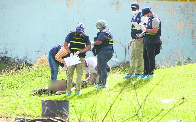 ¡CON MUCHA SAÑA! Le meten 32 puñaladas y un balazo a taxista en Colón