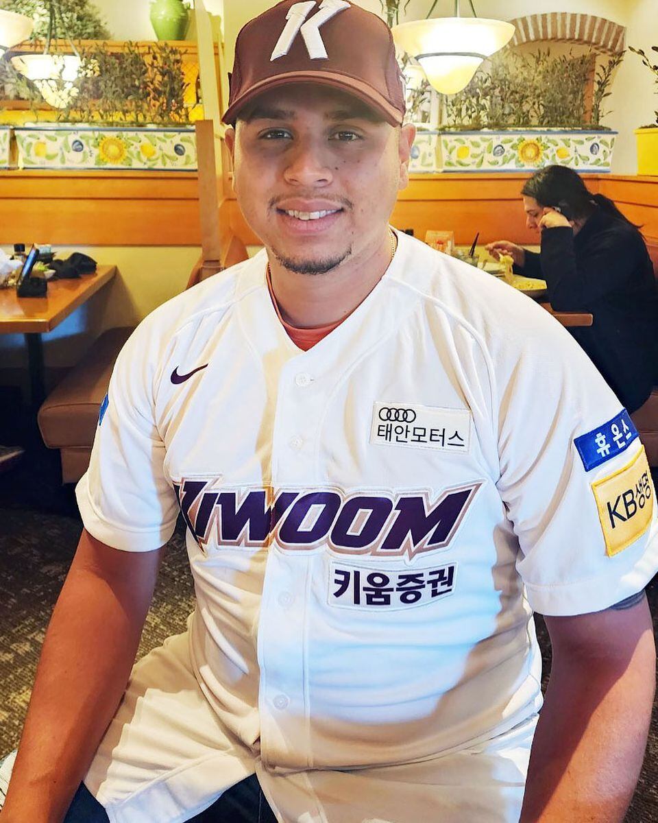 Lanzador panameño firma con equipo de la Liga Profesional de Corea