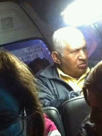 Fotos de un hombre muy parecido a Hugo Chávez en un bus se hacen virales
