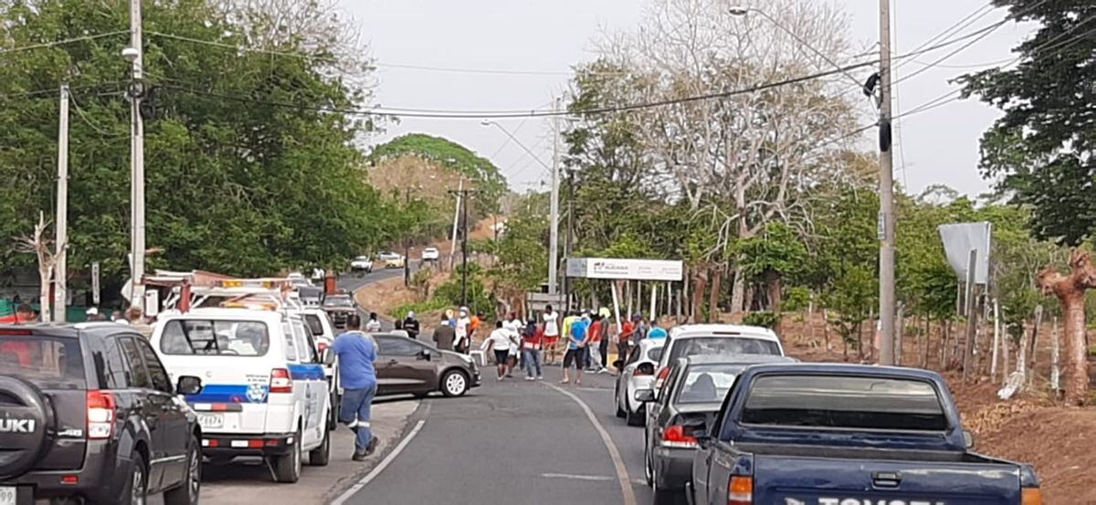 Moradores de Puerto Caimito cierran la calle exigiendo los bonos y bolsa de comida. Chequea el cronograma de Panamá Oeste.