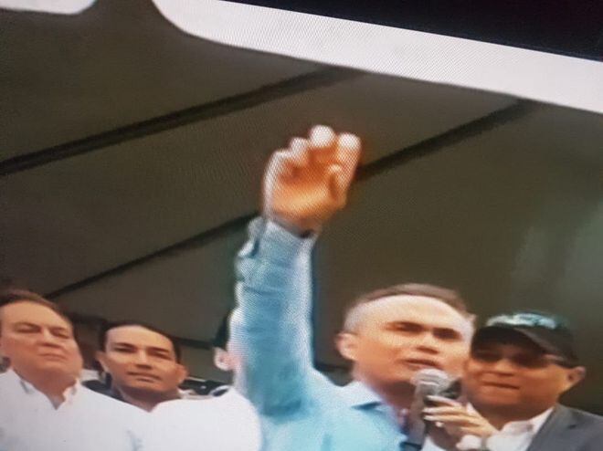 Lo que hace la política.Candidatos en Culto de Unción con pastor Álvarez