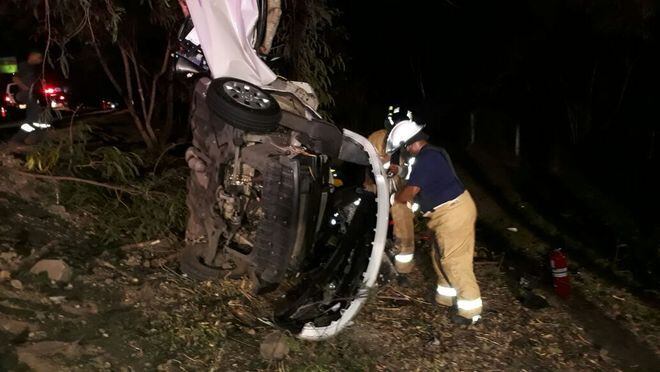 IMPACTANTE| Choca contra árbol y queda atrapado, hay dos heridos en Corredor Sur