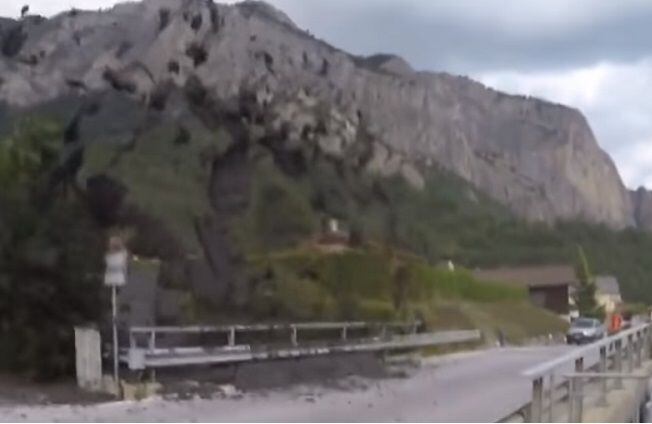 Erupciones de lodo tiene aterrados a moradores en localidad Suiza