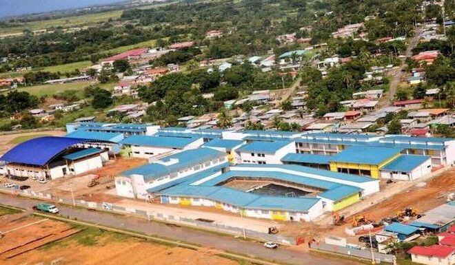 Ánimos caldeados. Durmieron fuera de la escuela por un cupo en Pacora