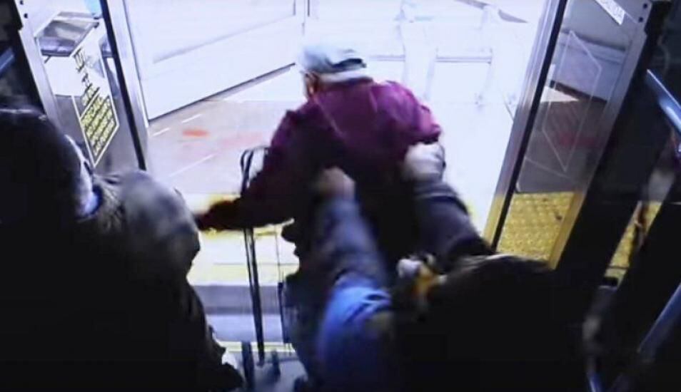 Mujer empuja de bus y mata a un anciano que le pidió ser más amable