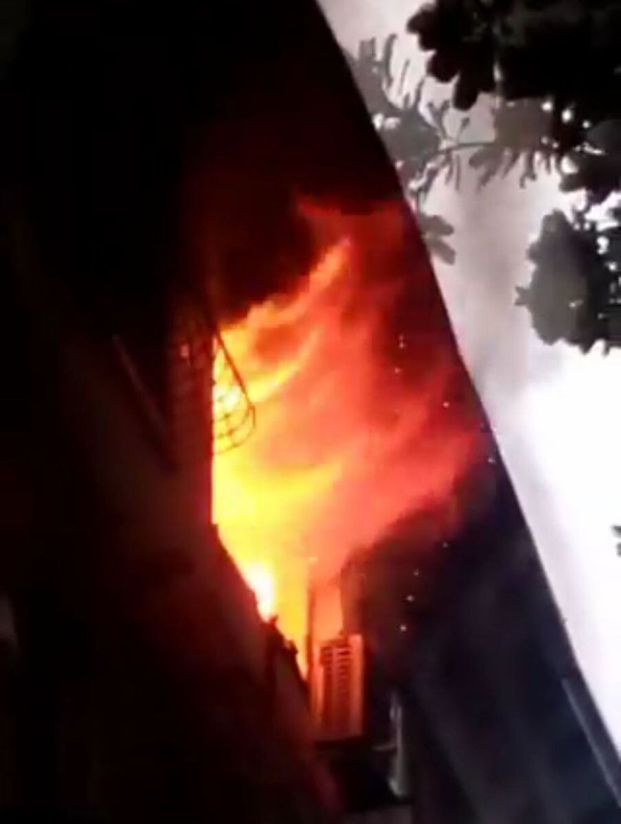 Extinguen incendio La Locería. Hombre se lanzó desde el último piso +Video