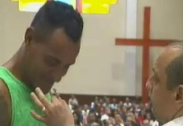 Pastor le surte cocaína a un adicto durante supuesto 'ritual de sanación'