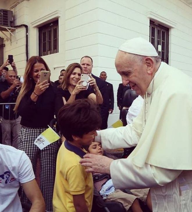 Presentadora de TV no aguantó el llanto ante el Papa. Te diremos por qué