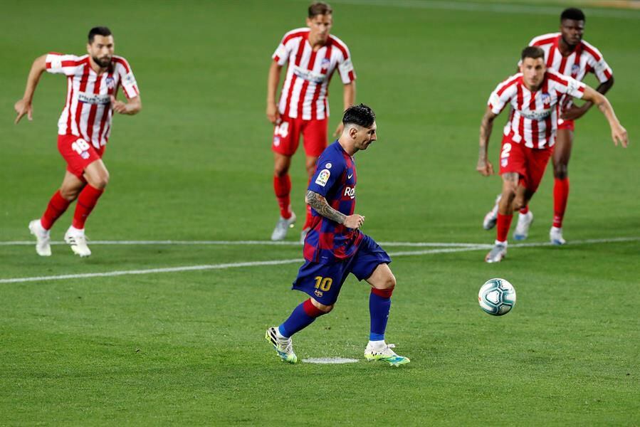 Messi llega a 700 goles pero el Barcelona vuelve a empatar y se aferra a un milagro