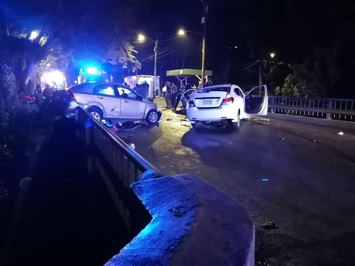 Dos autos chocan de frente en un puente. Múltiples heridos. Video