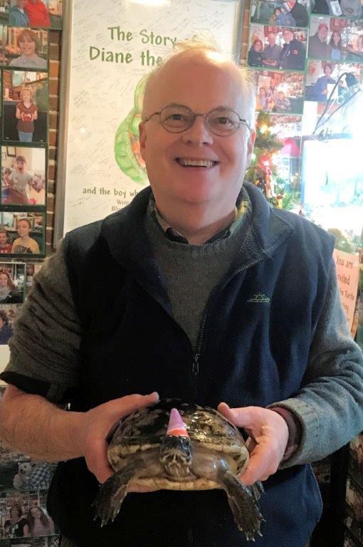 Un hombre celebró los 50 años de su tortuga que le regalaron de niño