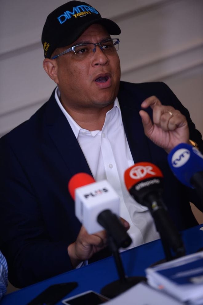 Dimitri Flores se emberraca. Amenaza con anular recolección de firmas