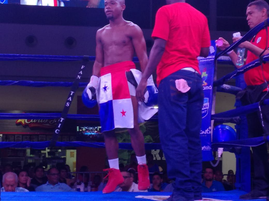 Boxeador es criticado por llevar como pantalón a la bandera panameña