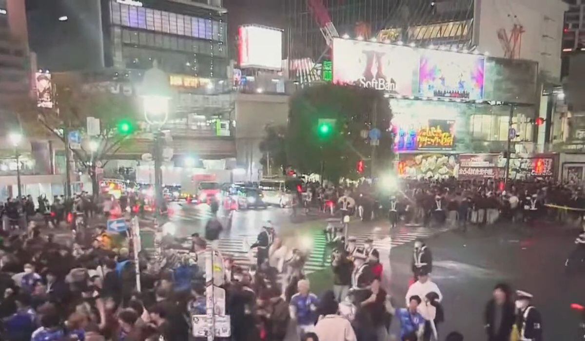Japoneses celebran en las calles usando solo la luz roja