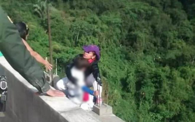 Mujer que se lanzó de un puente con su hijo en brazos tenía problemas económicos