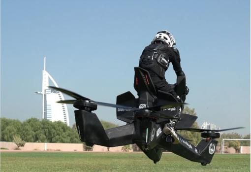En Dubái enseñan a policías a pilotar motos aéreas para combatir el crimen 