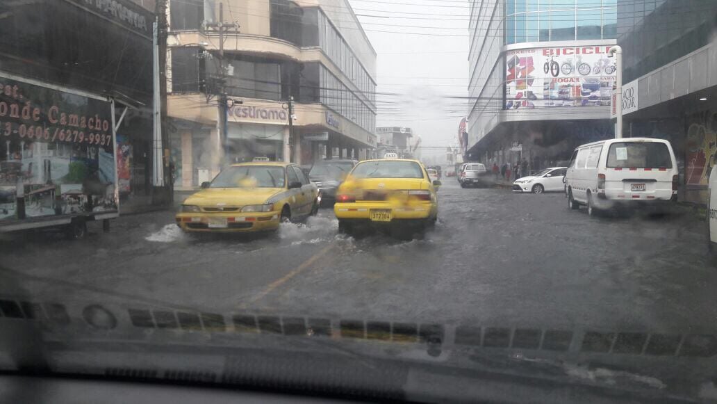 ¡WAO! Las calles en Colón amanecen tan inundadas que los autos flotan