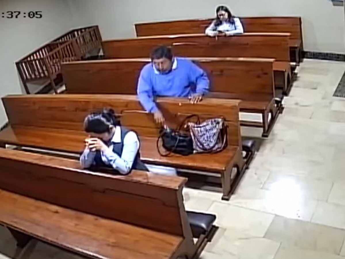 Hombre roba celular en iglesia y todavía se persigna al huir