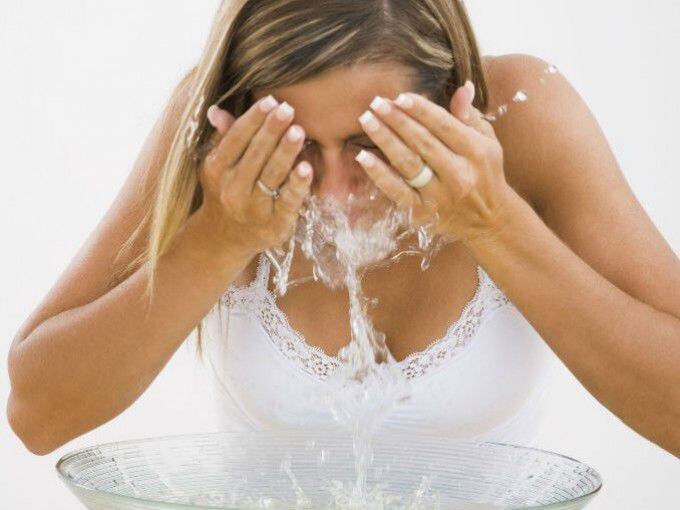 Mujer muere al contraer una bacteria luego de lavarse la cara con agua del grifo