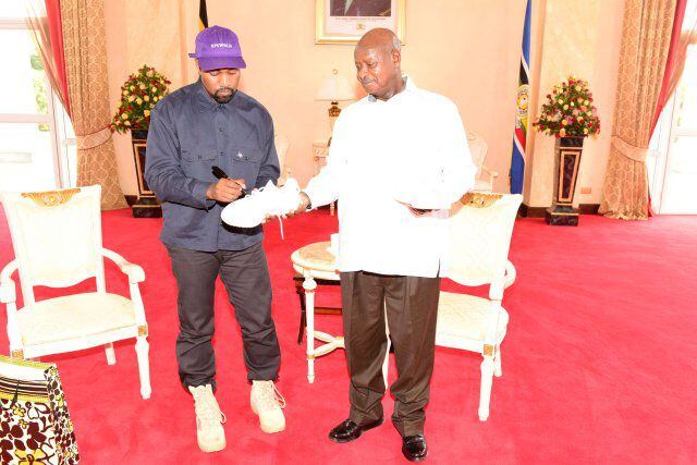 Kayne West le regala al presidente de Uganda unos zapatos de deporte | Fotos