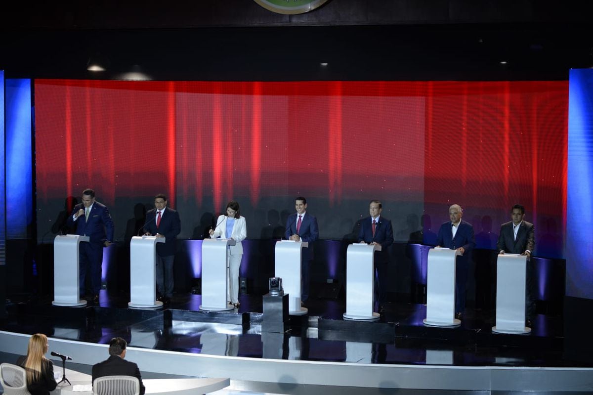 Debate de promesas y tiradera entre los candidatos presidenciales
