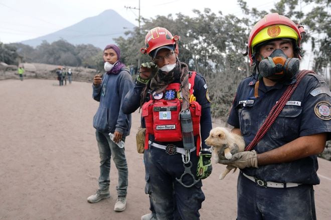 Bebé en Guatemala es rescatada de entre las cenizas tras erupción