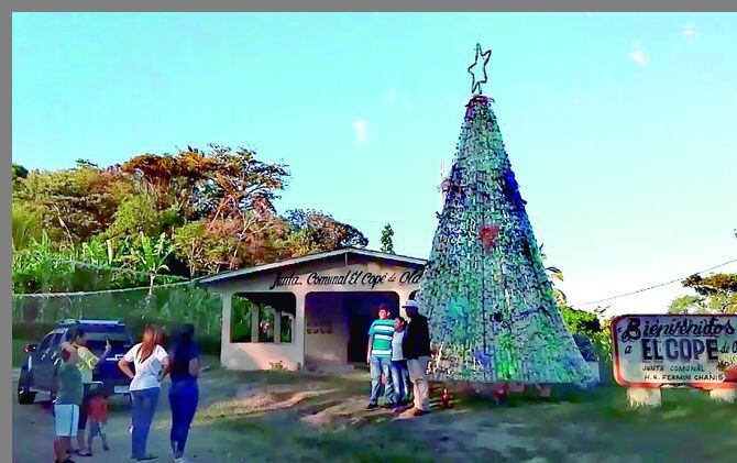 En El Cristo de Aguadulce brilla el árbol de navidad más grande de Centroamérica