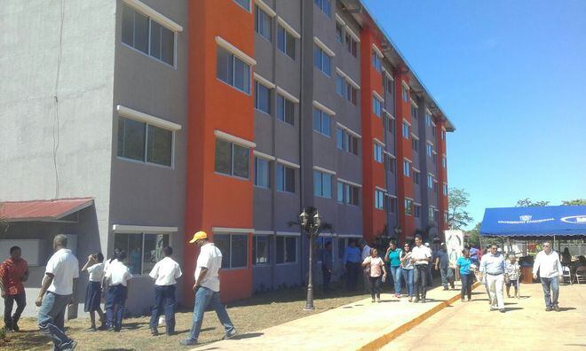 Toro negro causó terror en acto de entrega de proyecto habitacional en Aguadulce