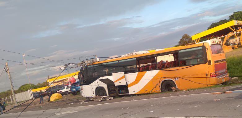 En Aguadulce. Bus se accidenta, transportaba 63 migrantes de Darién a Chiriquí