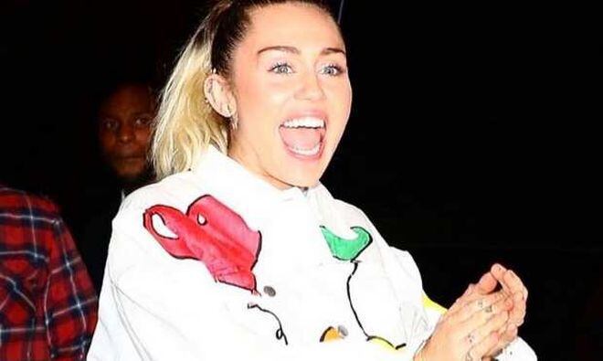Miley Cyrus volvió a fumar hierba por mala influencia de su madre