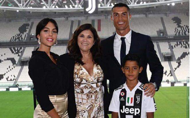 La mamá de Cristiano Ronaldo ya no oculta lo mal que le cae la pareja de su hijo