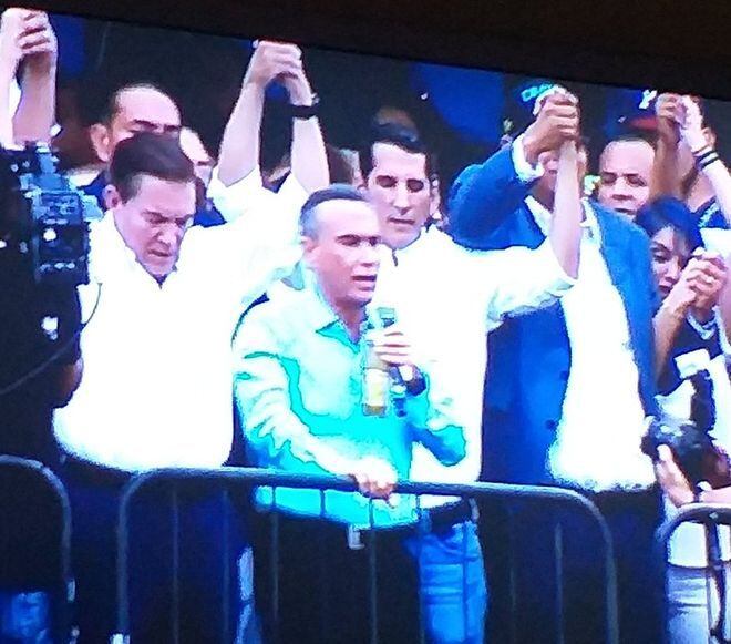 Lo que hace la política.Candidatos en Culto de Unción con pastor Álvarez