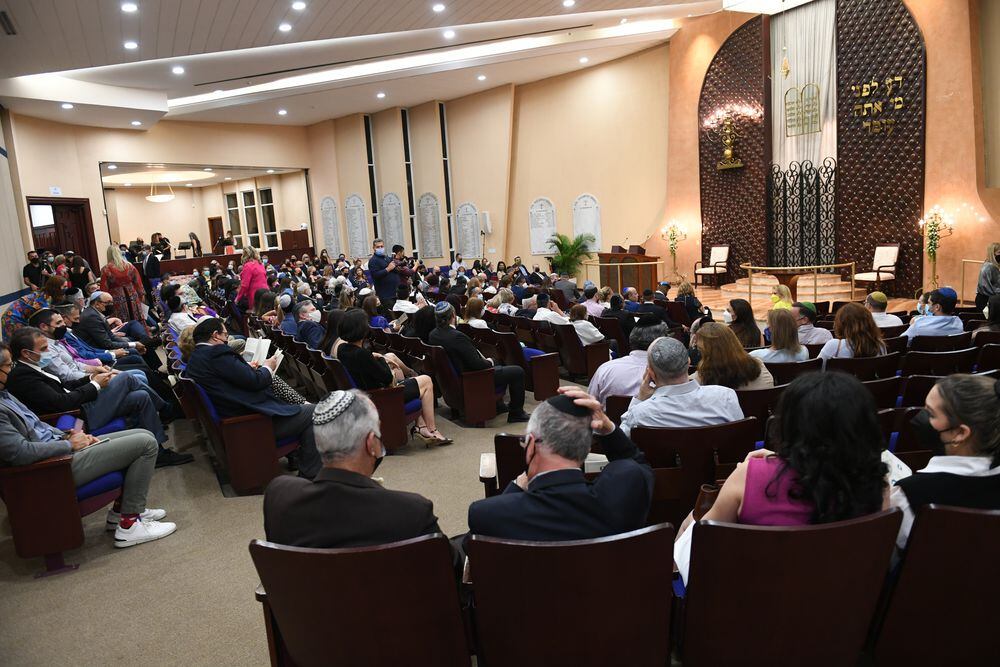 Con plegarias celebran los 20 años del rabino Gustavo Kraselnik en la KSI de Panamá