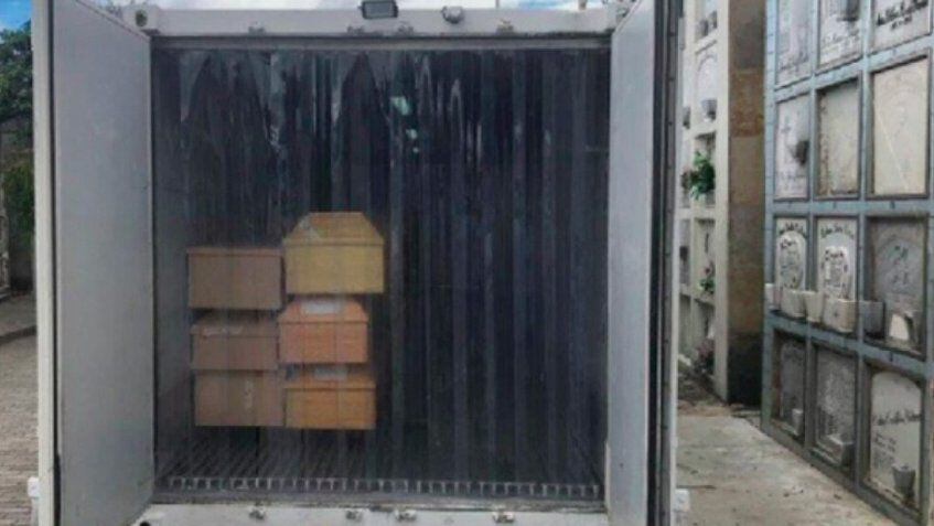 Hornos crematorios de Bogotá no dan abasto y cuerpos de la covid-19 son almacenados en contenedores