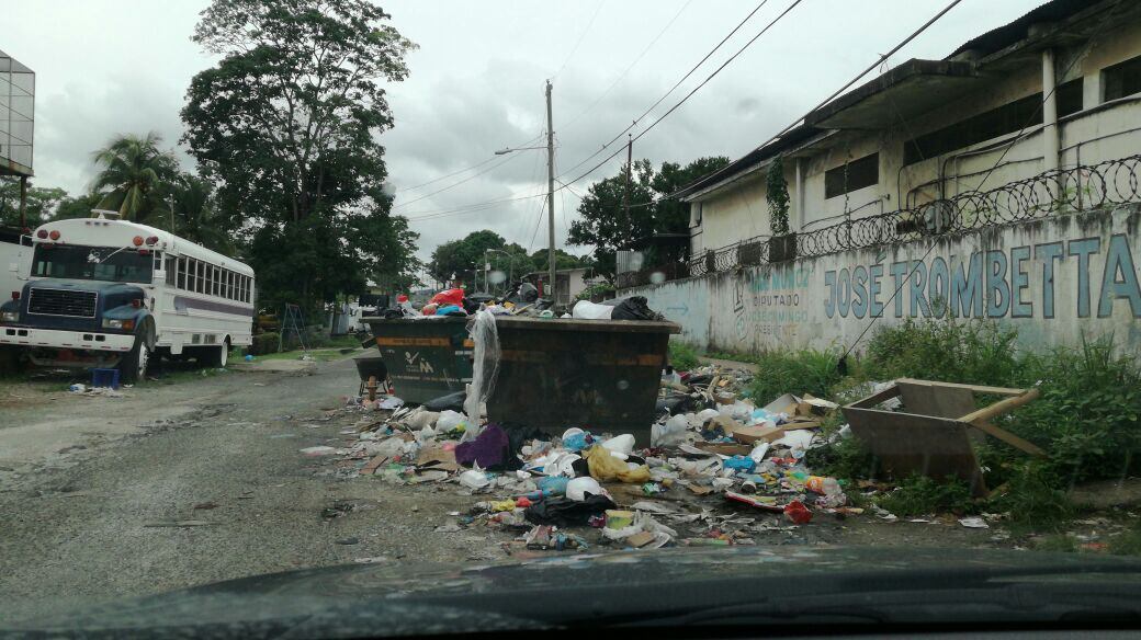 Tanques de basura en plena calle podrían causar una desgracia en Pedregal| Fotos
