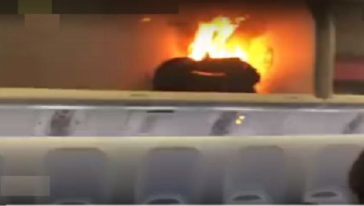 Un cargador portátil provoca incendio dentro de un avión a punto de despegar