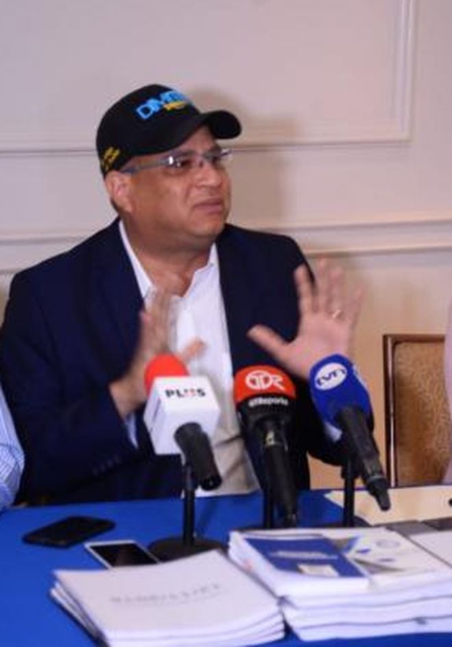 Dimitri Flores se emberraca. Amenaza con anular recolección de firmas