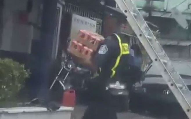 SE INVESTIGA. Pillan a policía con cerveza en mano y en uniforme (VIDEO)