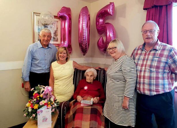 Abuelita cumplió 105 años y su secreto fue 'evitar a los hombres'