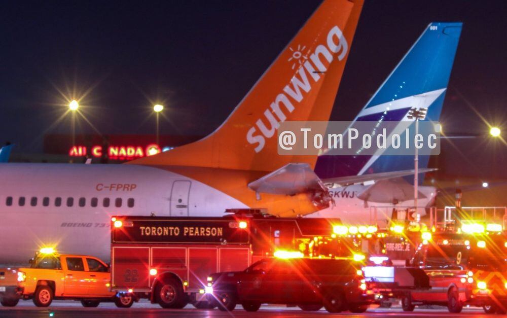 FOTOS | Dos aviones colisionan en la pista del aeropuerto y causan incendio