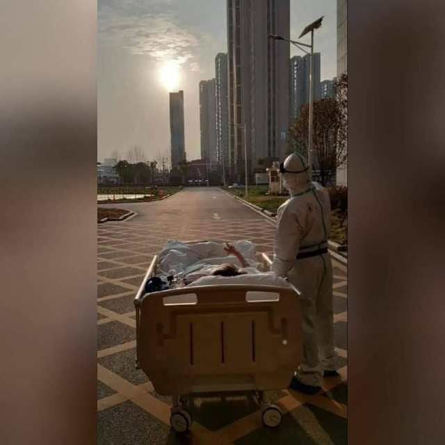 Conmovedor. Paciente de 87 años con coronavirus pidió ver una puesta de sol en Wuhan | Foto