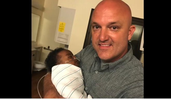Un oficial de policía le salva la vida a bebé que no podía respirar