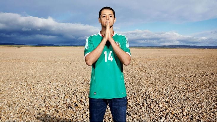 ¡Qué confianza! El delantero mexicano 'Chicharito' se ve alzando la Copa Mundial