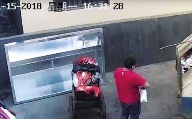 VIDEO| Cámaras captan a un hombre que tira a su bebé a la basura