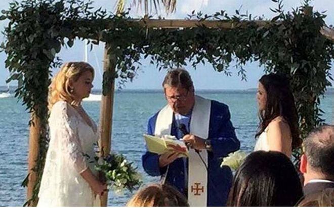 Despiden a maestra de colegio de Miami por casarse con su novia