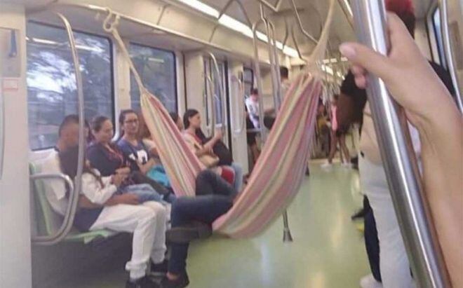 Cuelga su hamaca para viajar cómodo en el metro