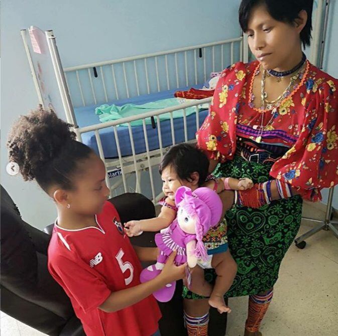 Román Torres visita a niños del hospital Nicolás Solano y les lleva juguetes